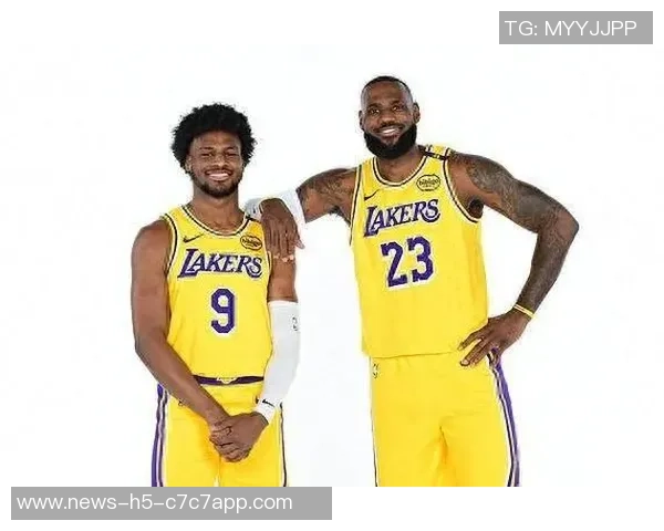 父子同台创历史詹姆斯与布朗尼在NBA赛场上携手共进 父子同台创历史詹姆斯与布朗尼在NBA赛场上携手共进